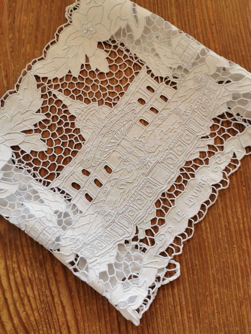 アンティークレース刺繍クロス ルーブル美術館を臨む噴水 ミュージアム所蔵級ピース