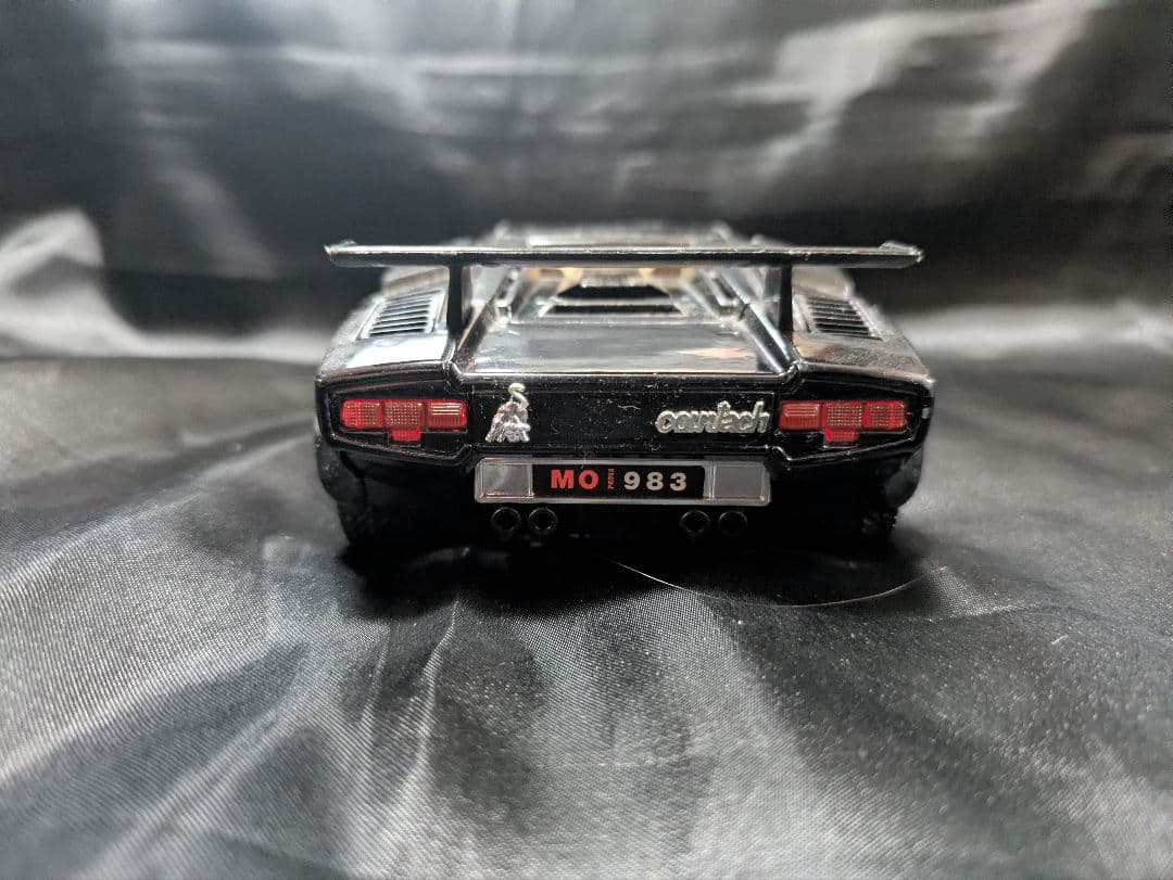 ランボルギーニ カウンタック　ブラーゴ　1/24