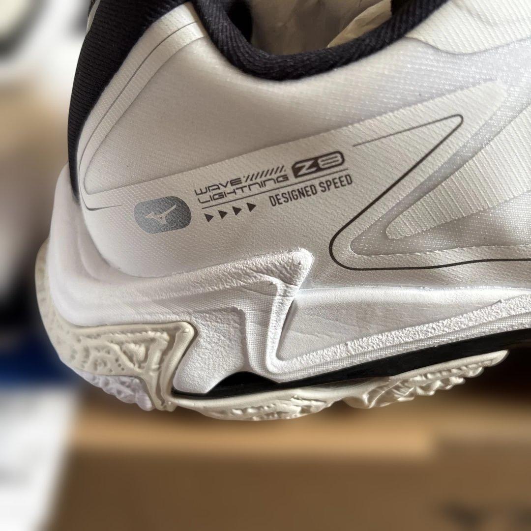 MIZUNO バレーボールシューズ ウエーブライトニングZ8 26㎝