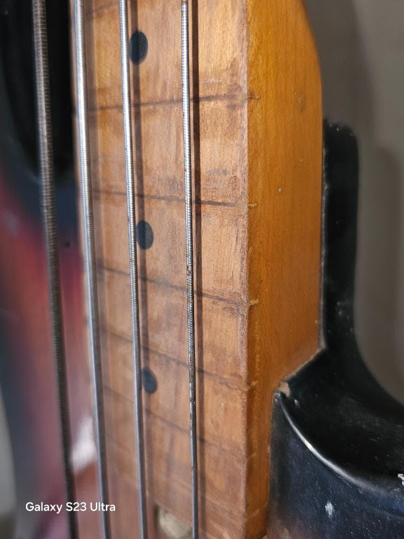 ボディは1977年フェルナンデス。ネックは不明品