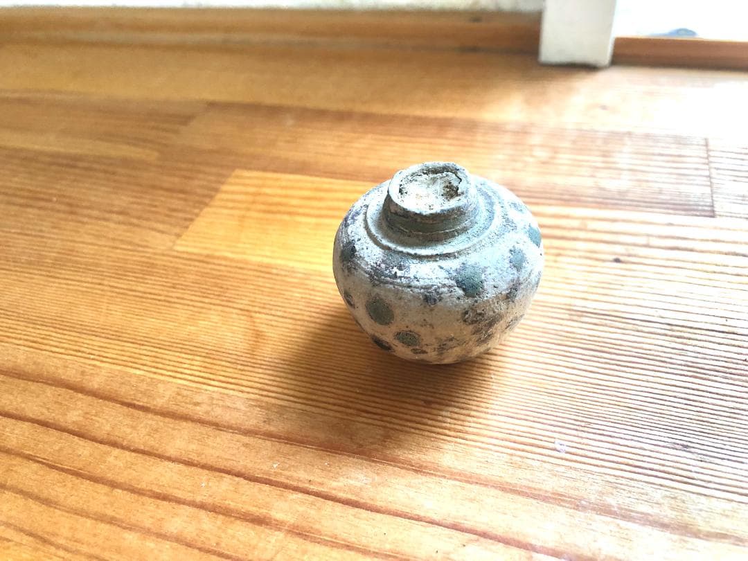 【タイ・骨董・出土品】宋胡録（スンコロク）白釉斑紋小壺（1301年~1600年）