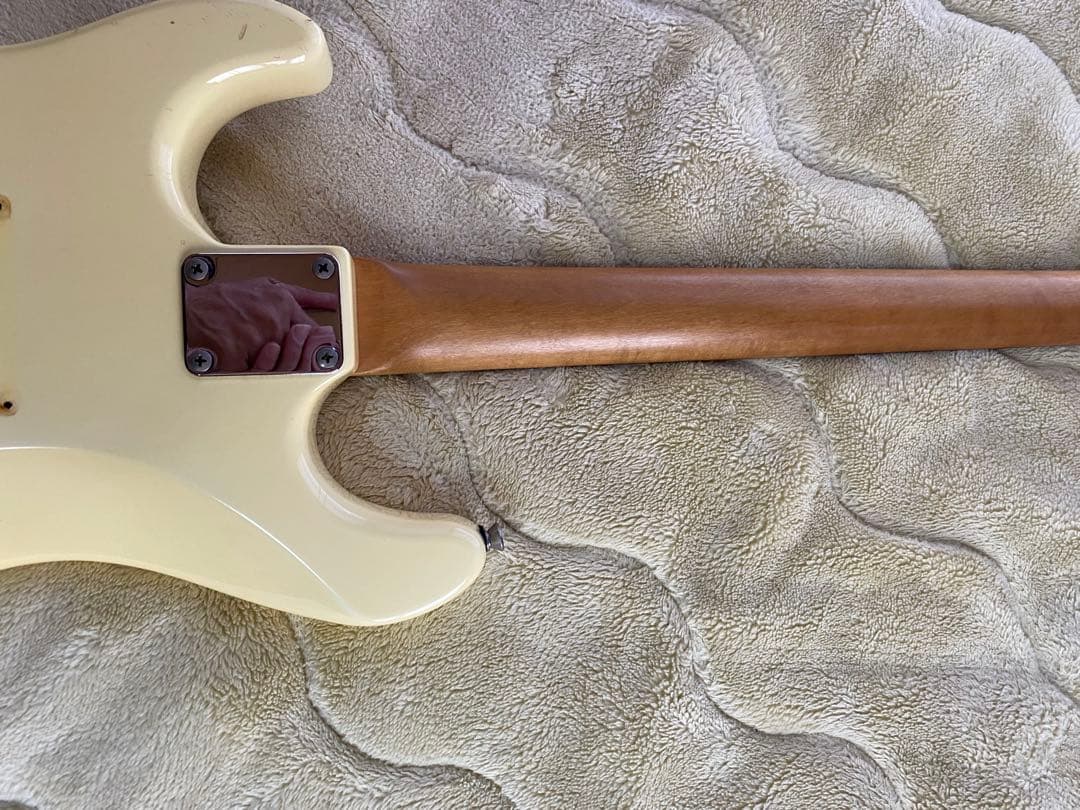 24フレットミディアムスケール　ディマジオ　ロック式トレモロ　マグナムロックペグ