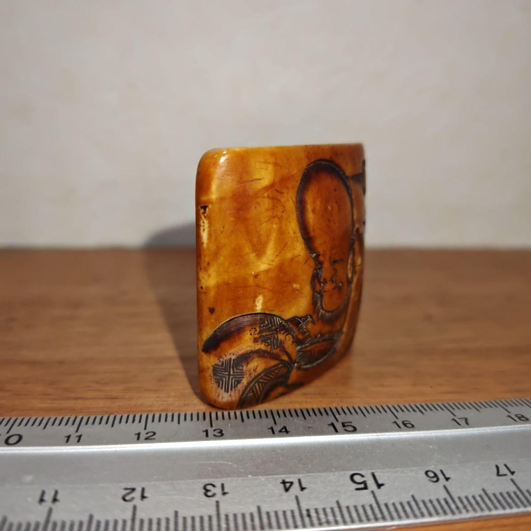 時代提物 七福神根付 天然素材【福禄寿】高さ約4.3cm 重さ約36ｇ 裏面 松