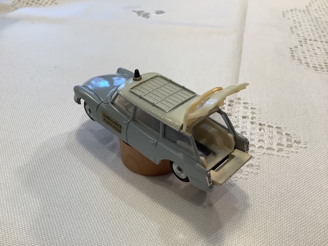 美品　DINKY TOYS シトロエンID 19 AMBULANCEミニカー