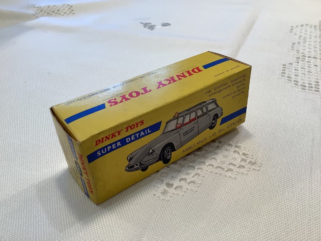 美品　DINKY TOYS シトロエンID 19 AMBULANCEミニカー
