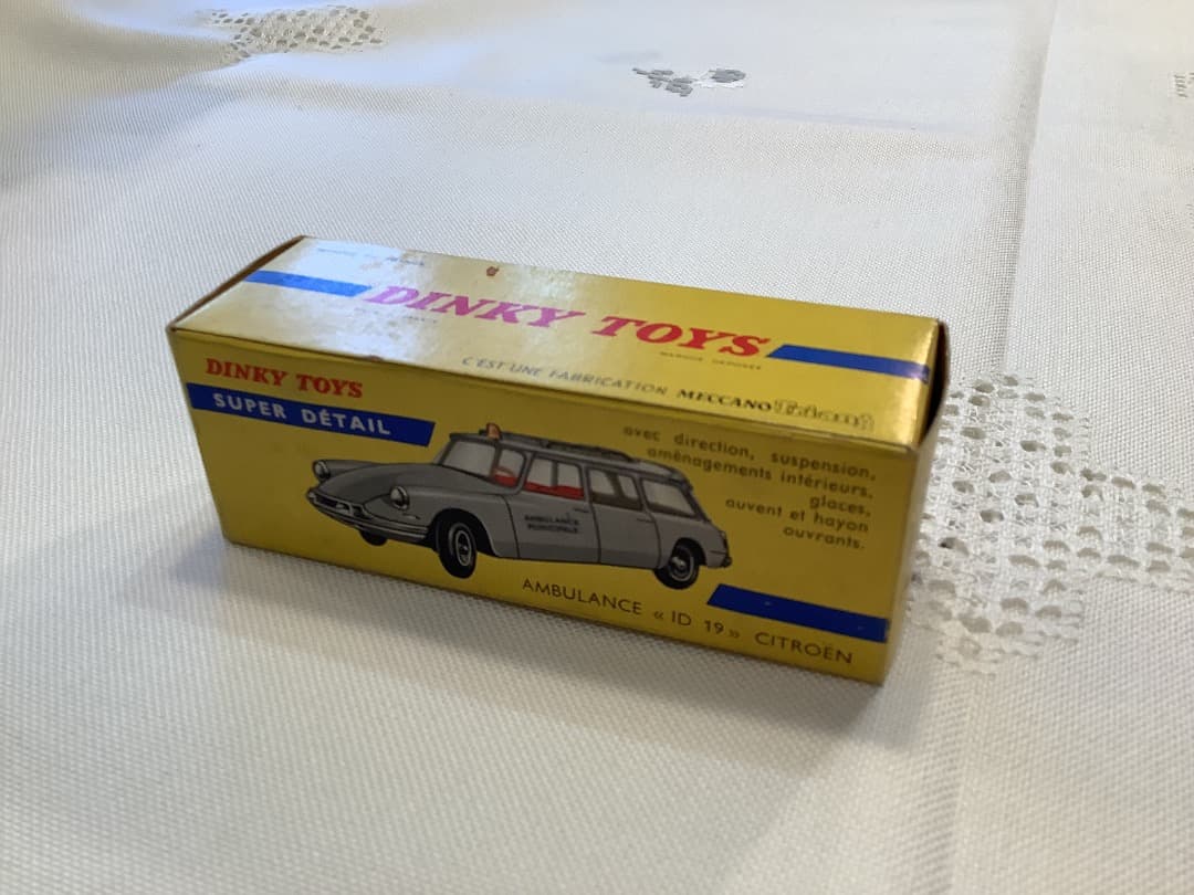 美品　DINKY TOYS シトロエンID 19 AMBULANCEミニカー