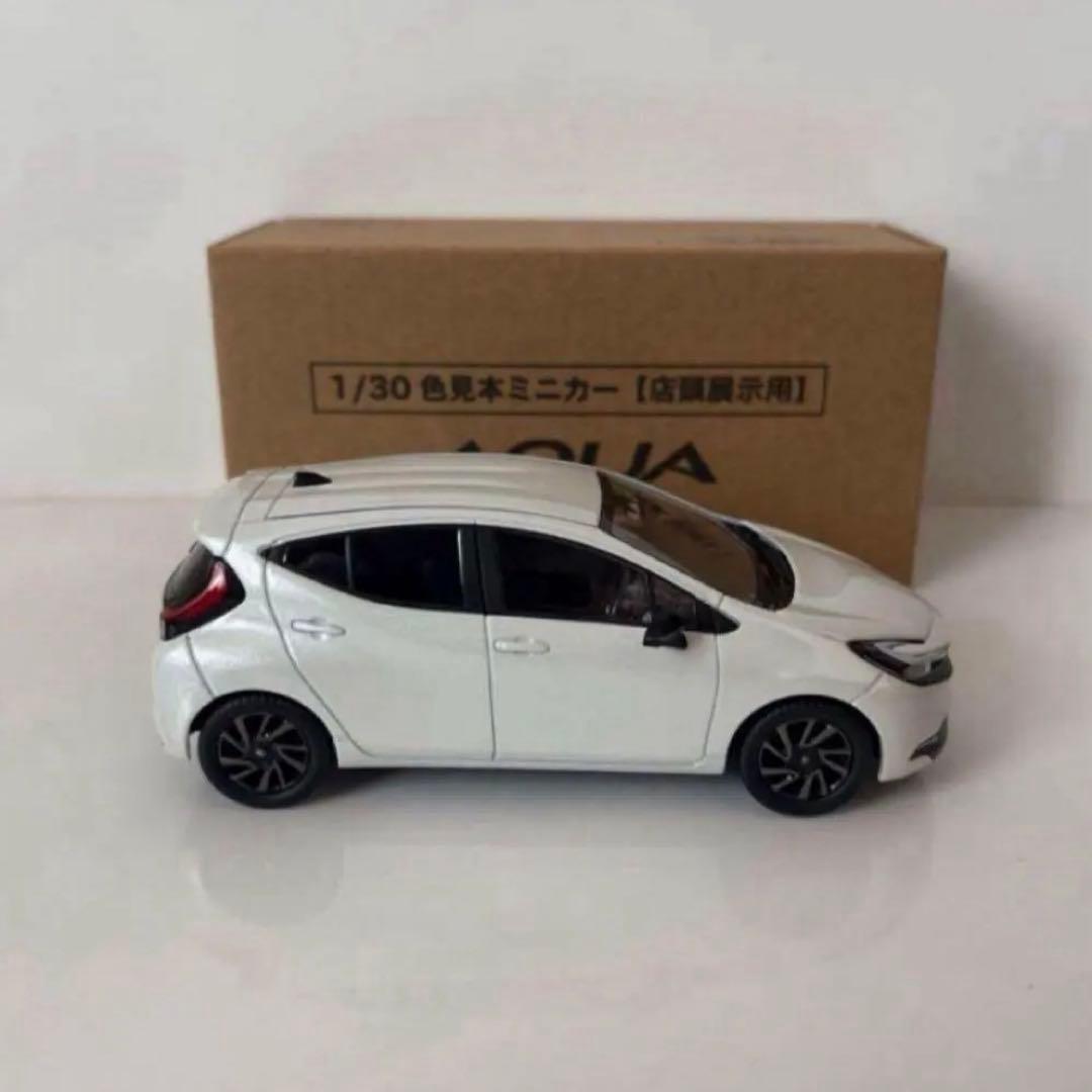 新型アクア 後期型 ミニカーカラーサンプル プラチナホワイトパール【非売品】