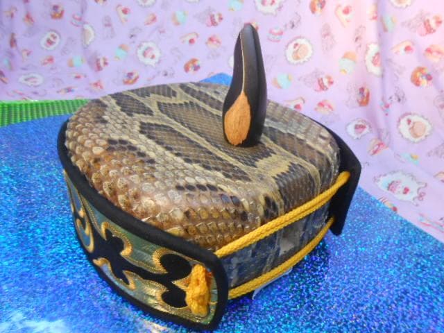 P11現品販売(送料無料)16.980円　沖縄三線専用　蛇皮強化張チーガ、黒檀爪