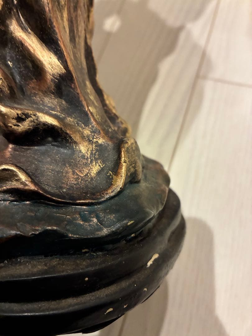 ブロンズカラーの女性と犬の装飾彫像 女性と犬の装飾像