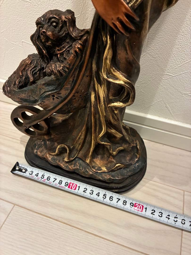 ブロンズカラーの女性と犬の装飾彫像 女性と犬の装飾像