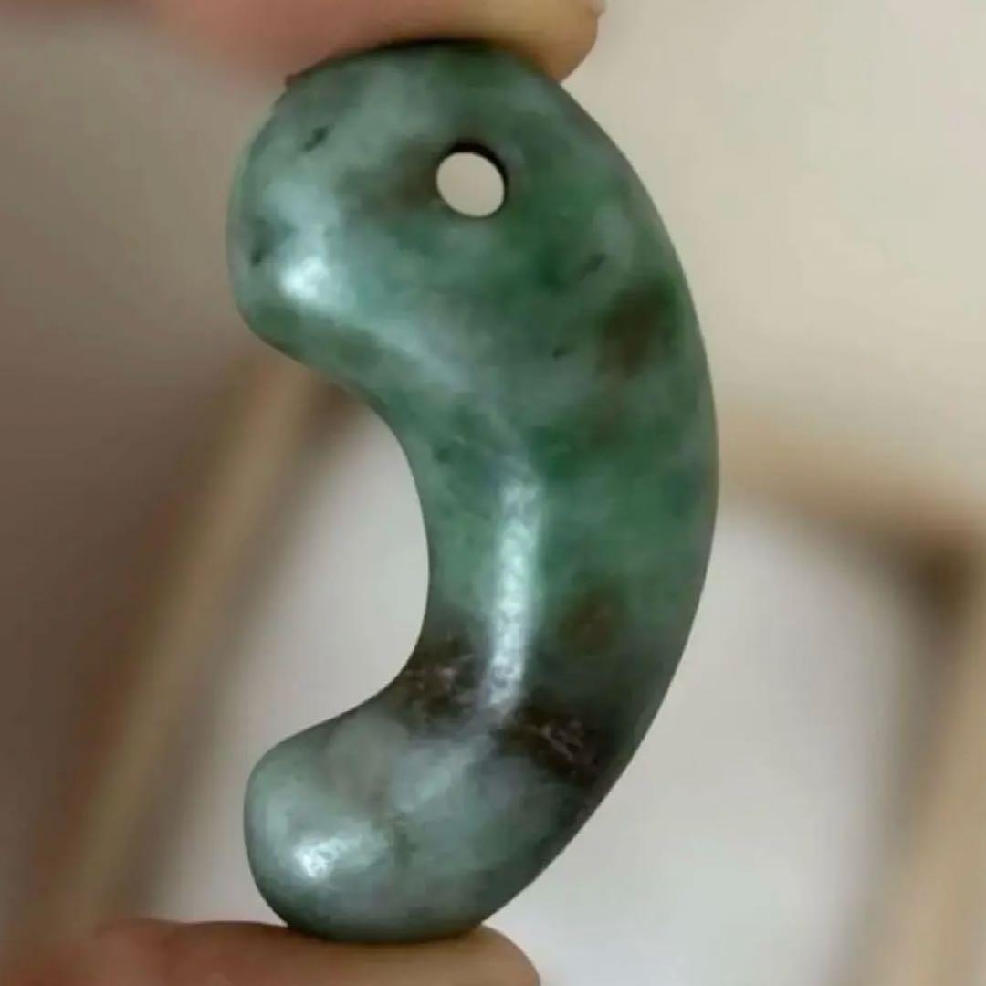 勾玉　古墳期　出土品　糸魚川　翡翠　ヒスイ　　宝石　原石