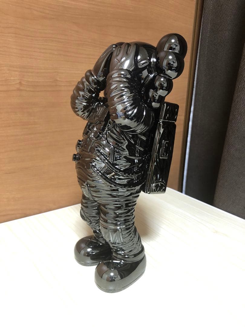 KAWS HOLIDAY SPACE BLACK カウズ　スペース
