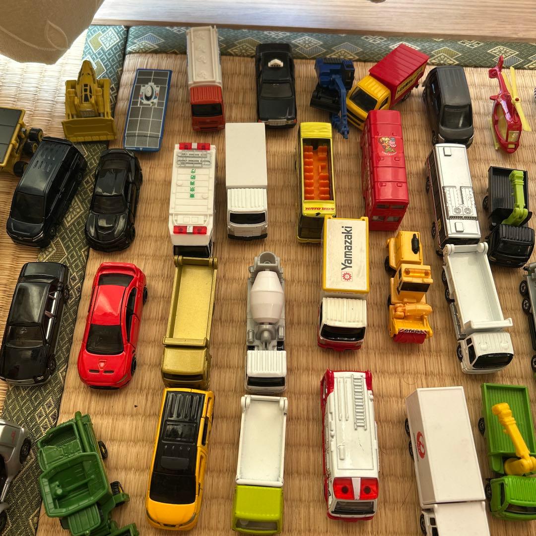 ミニカーのセット（写真1枚目と2枚目）