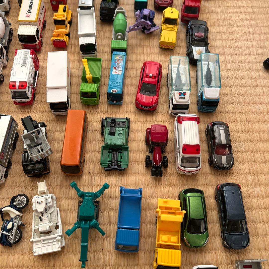 ミニカーのセット（写真1枚目と2枚目）