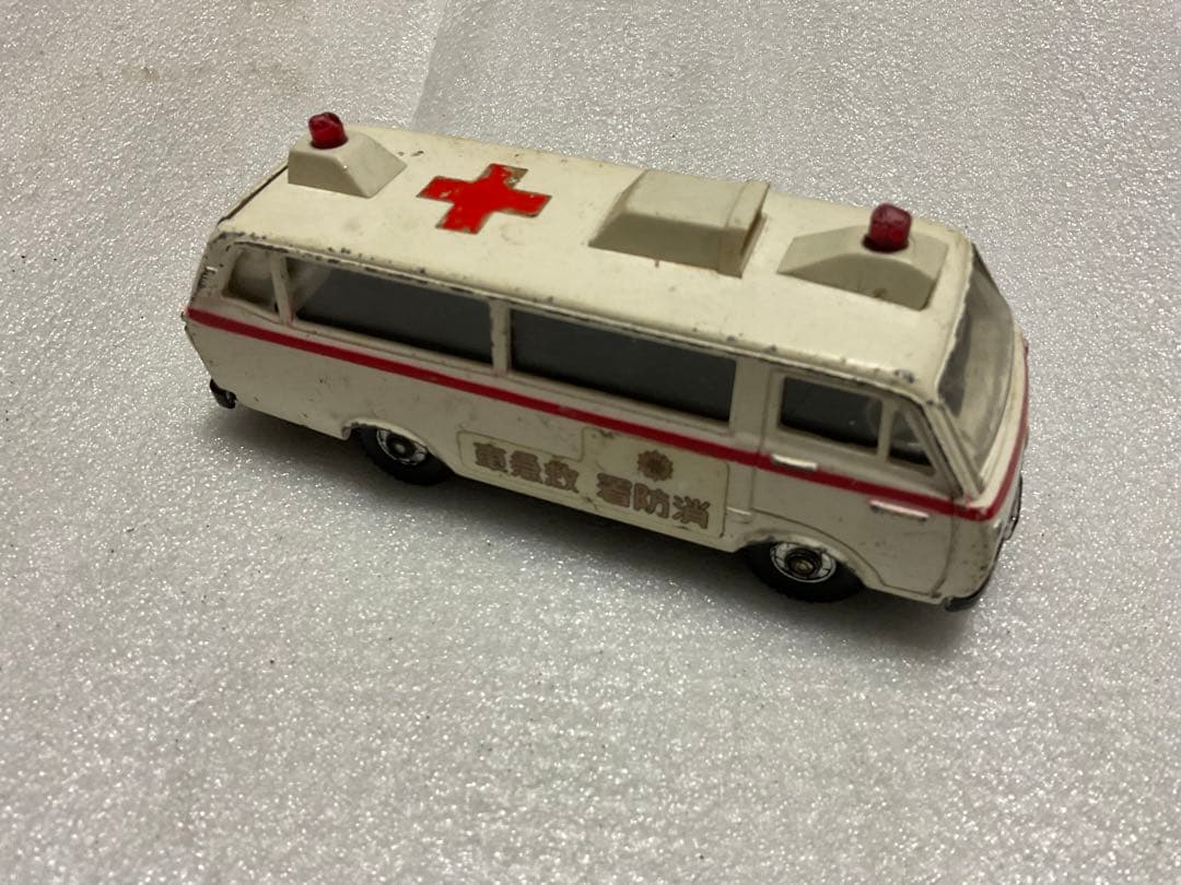 トヨタ・ハイエース／ヨネザワトイズ・ダイヤペットミニカー。【キズあり、扉開閉】。