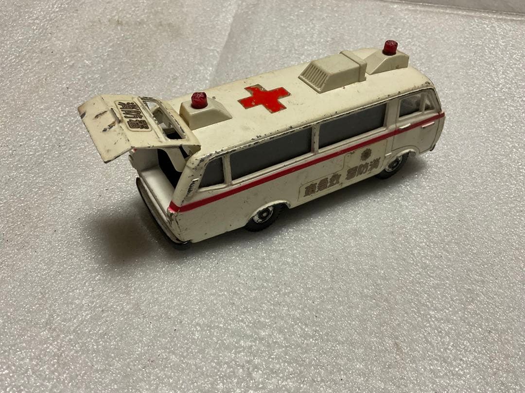 トヨタ・ハイエース／ヨネザワトイズ・ダイヤペットミニカー。【キズあり、扉開閉】。