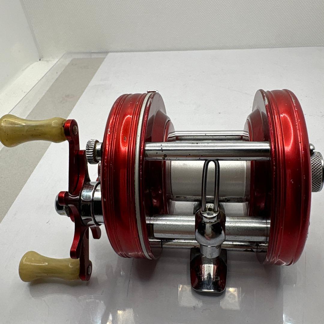 ABU Ambassadeur 5000 レッドベイトリール