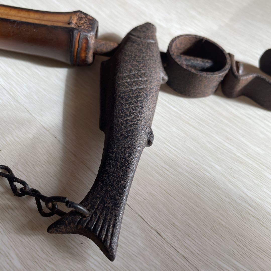 自在鉤 アンティーク 古民具 囲炉裏 魚モチーフ 金属×竹×木 和レトロ 古道具