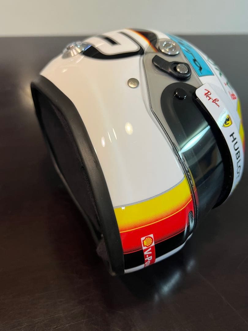 （美品）F1 Ferrari セバスチャンベッテル 直筆サイン入り1/2