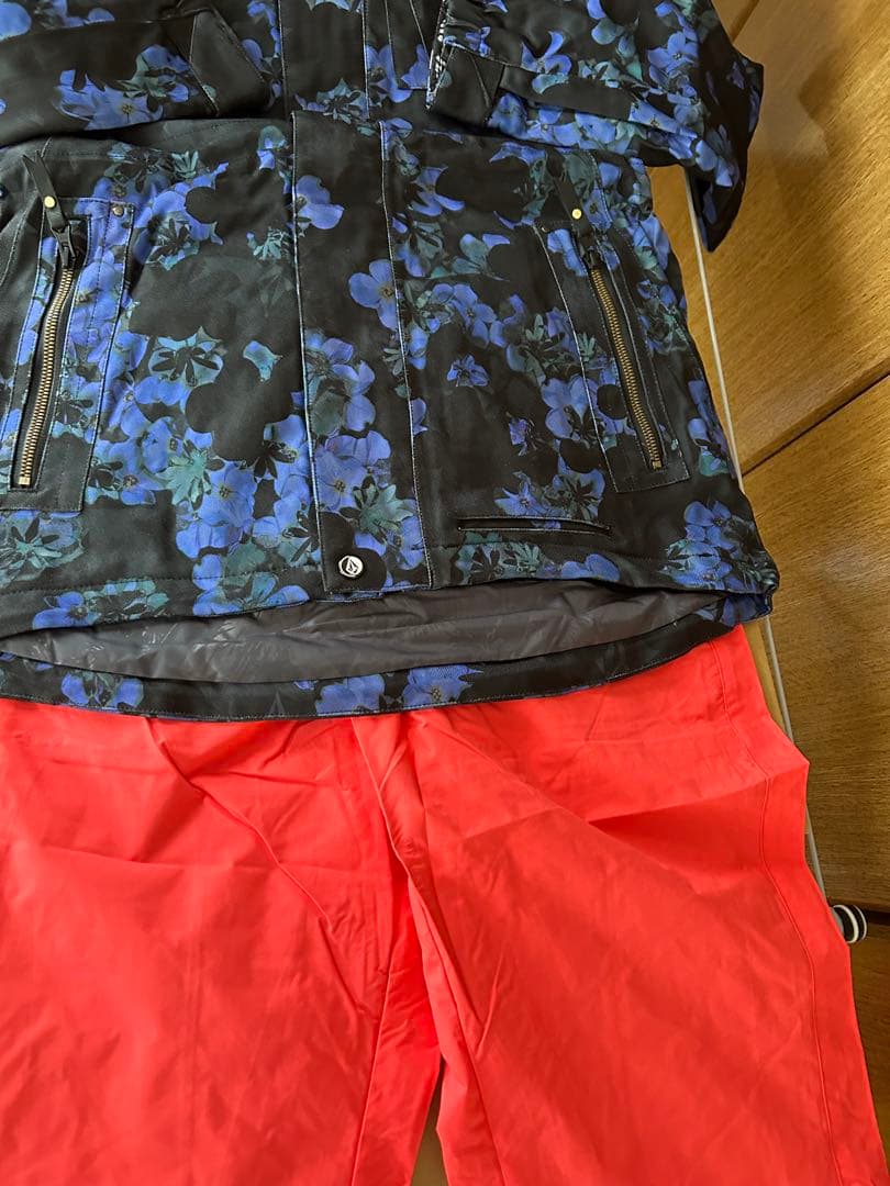 新品❤️レディース上下　ボルコムデニム花柄スノボJKT、バートン　ロキシー　可愛い