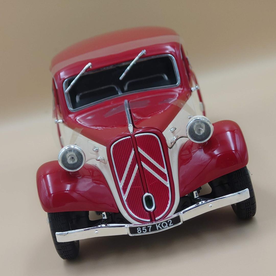 1/18 シトロエン トラクシオン11CV 1937 レッド／クリーム ソリド