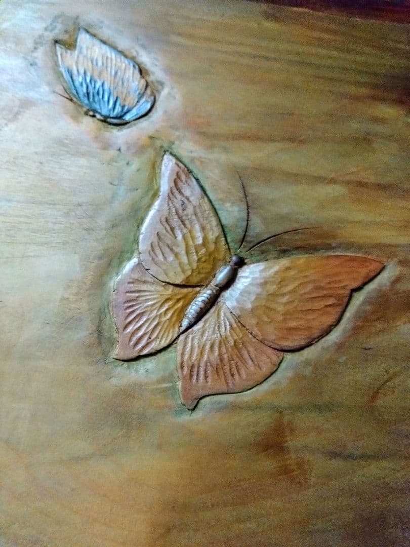 木製レリーフアート 　髪の長い女性と蝶　作家物　手彫り　サイン有り