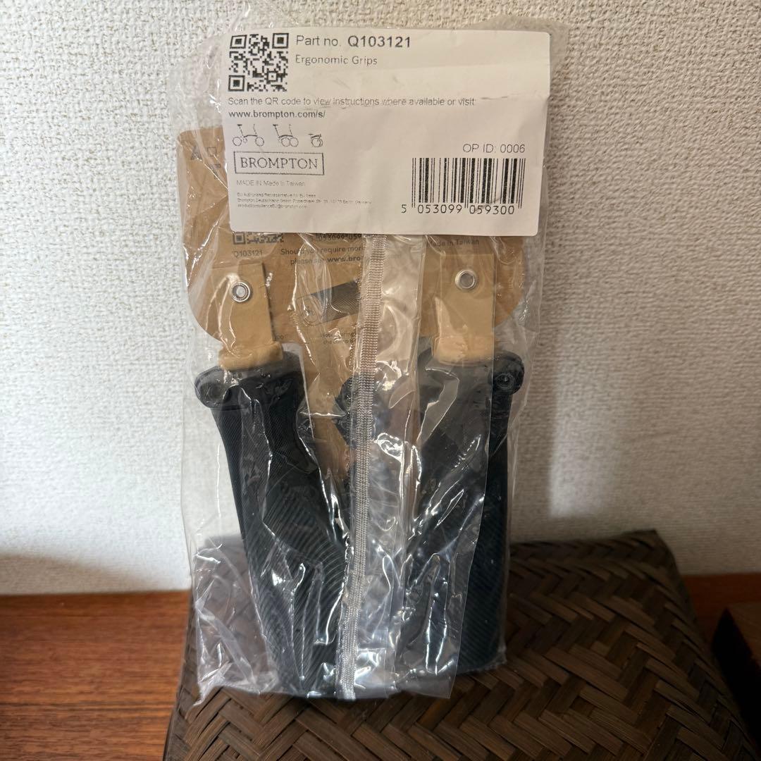 Ergonomic Grips とSuperlight Saddle サドル