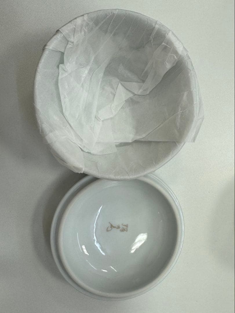 皇室ボンボニエール 菊の御紋入り磁器　二個セット