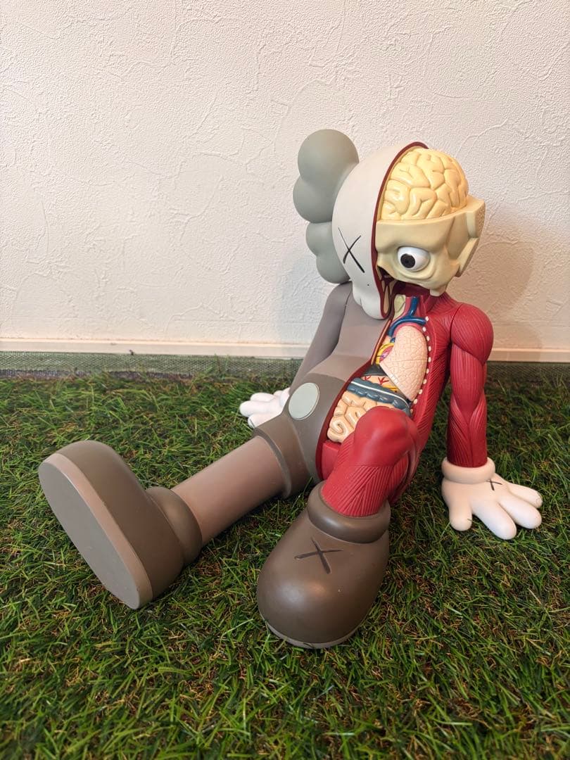 KAWS Resting Place Brownフィギュア 人体解剖　正規品