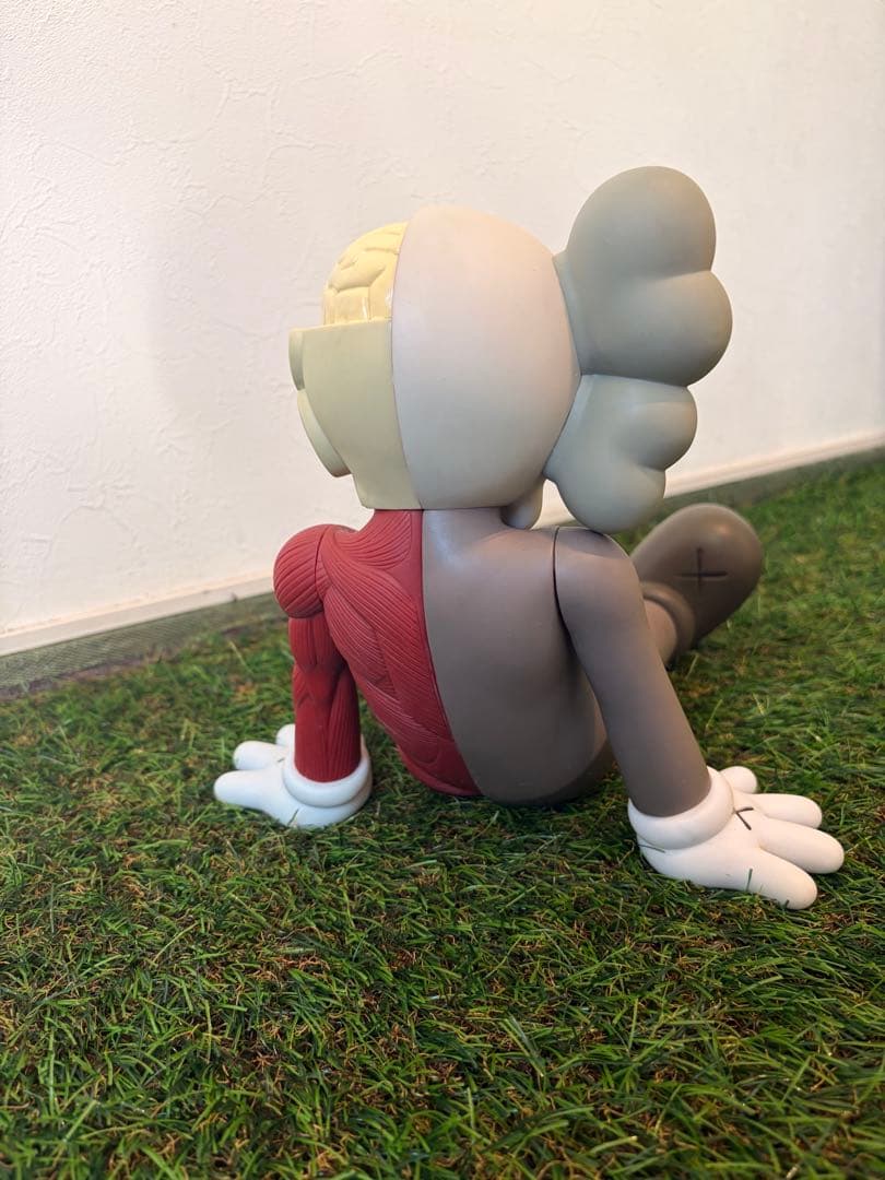 KAWS Resting Place Brownフィギュア 人体解剖　正規品