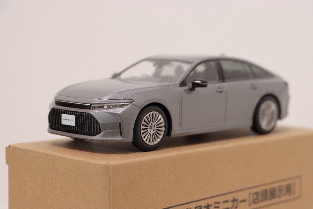 クラウン　セダン　カラーサンプルミニカー　非売品　プレシャスメタル