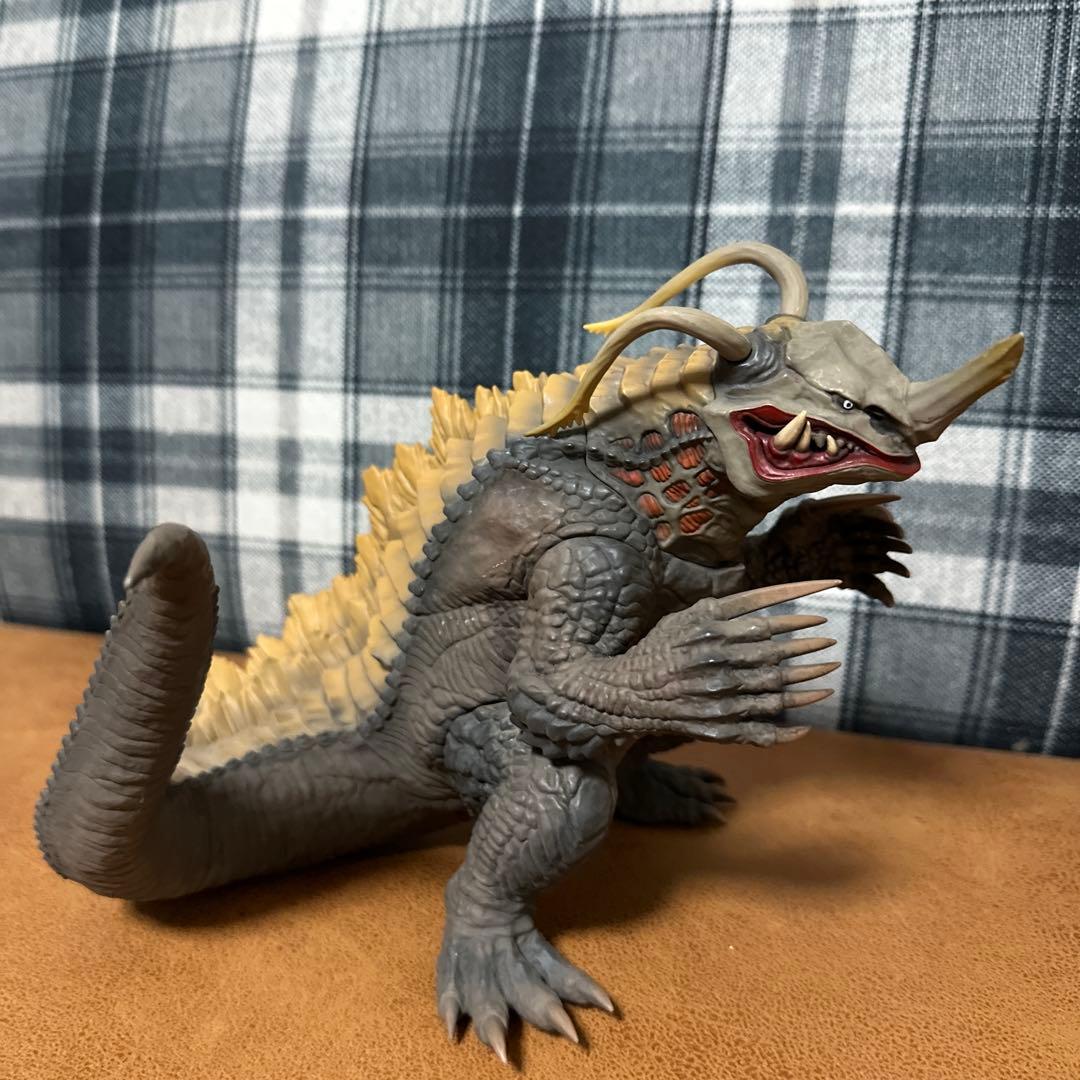 ウルトラマン ネロンガ フィギュア