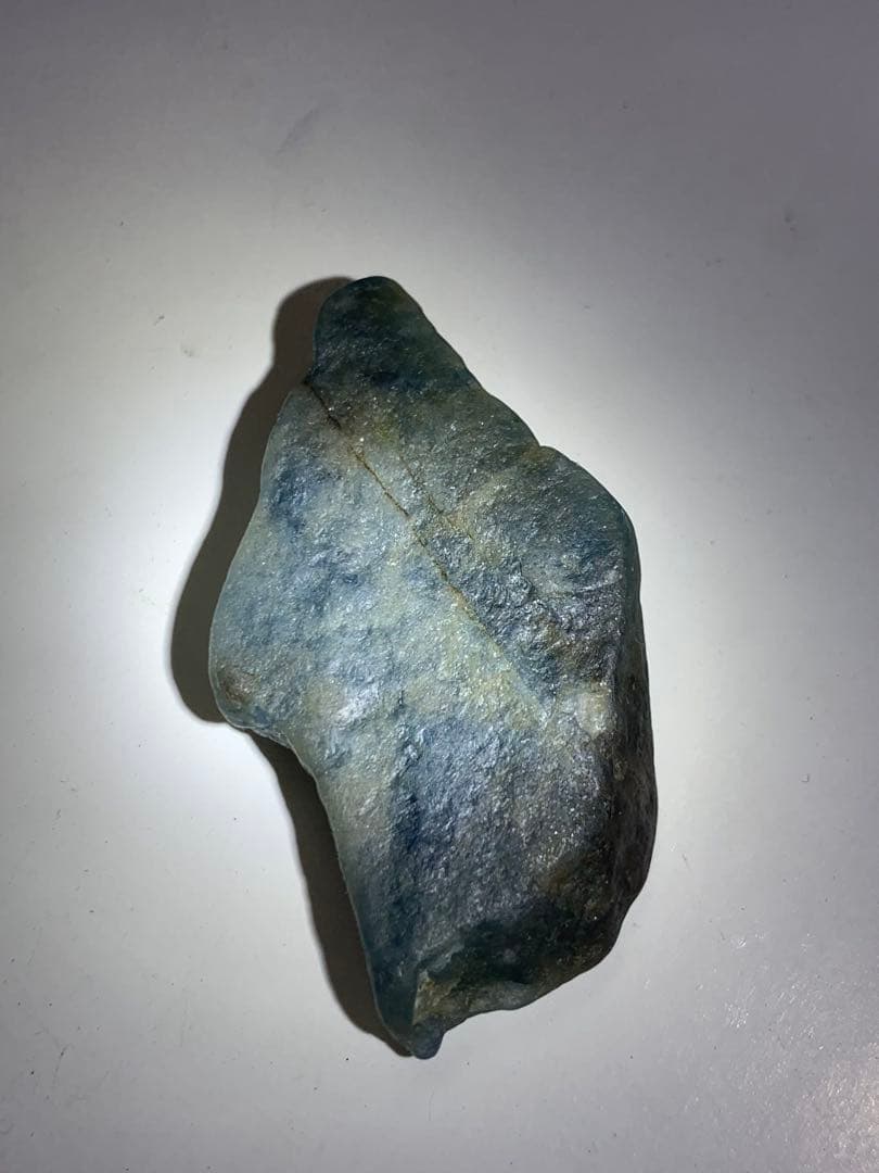 茄子紺　入りコン沢原石　糸魚川翡翠　青ひすい　ヒスイ　国産鉱物　水石　根付　勾玉