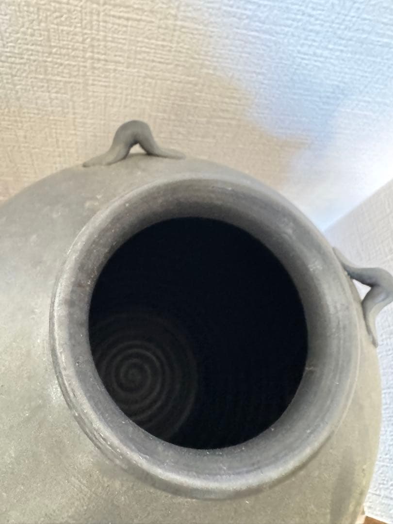 波状模様の陶器壺 木製蓋付き