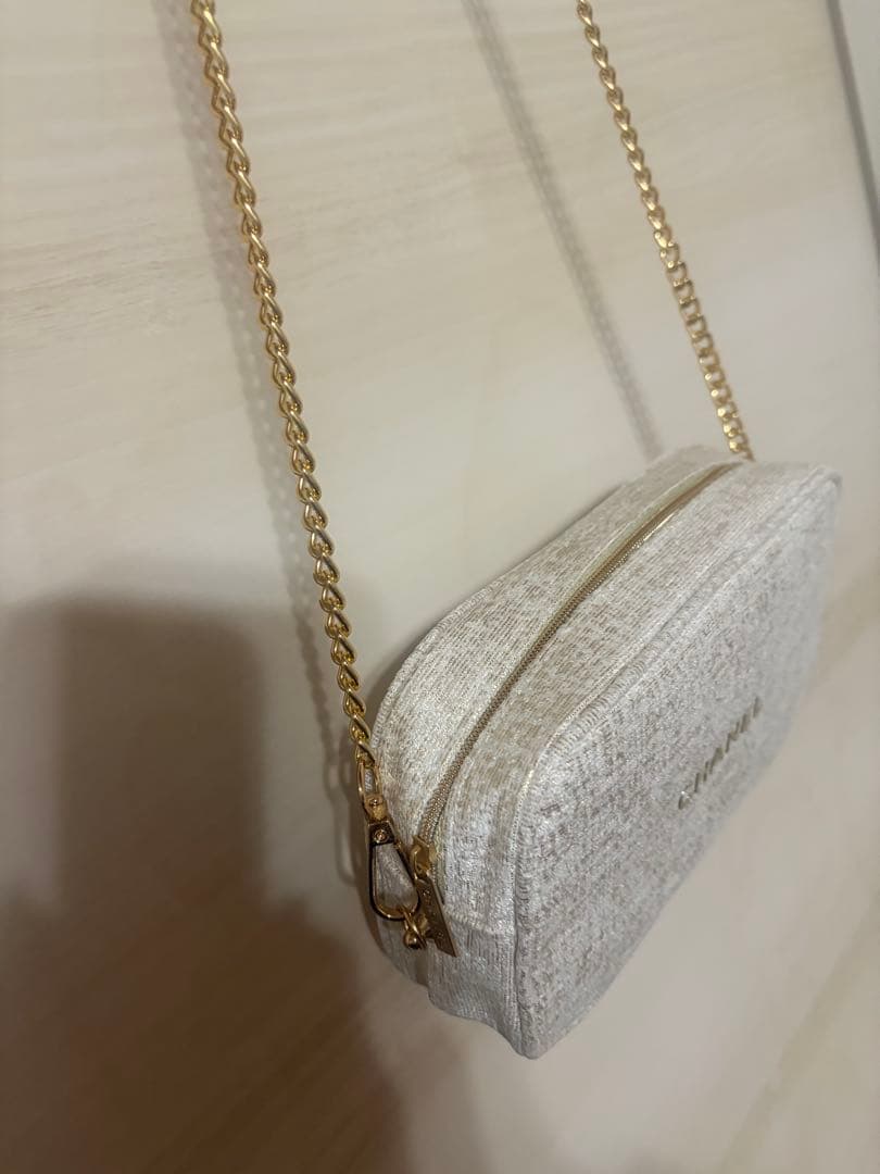CHANEL シャネル　ホリデー限定 ノベルティ　ポーチ　ベージュ ラメ