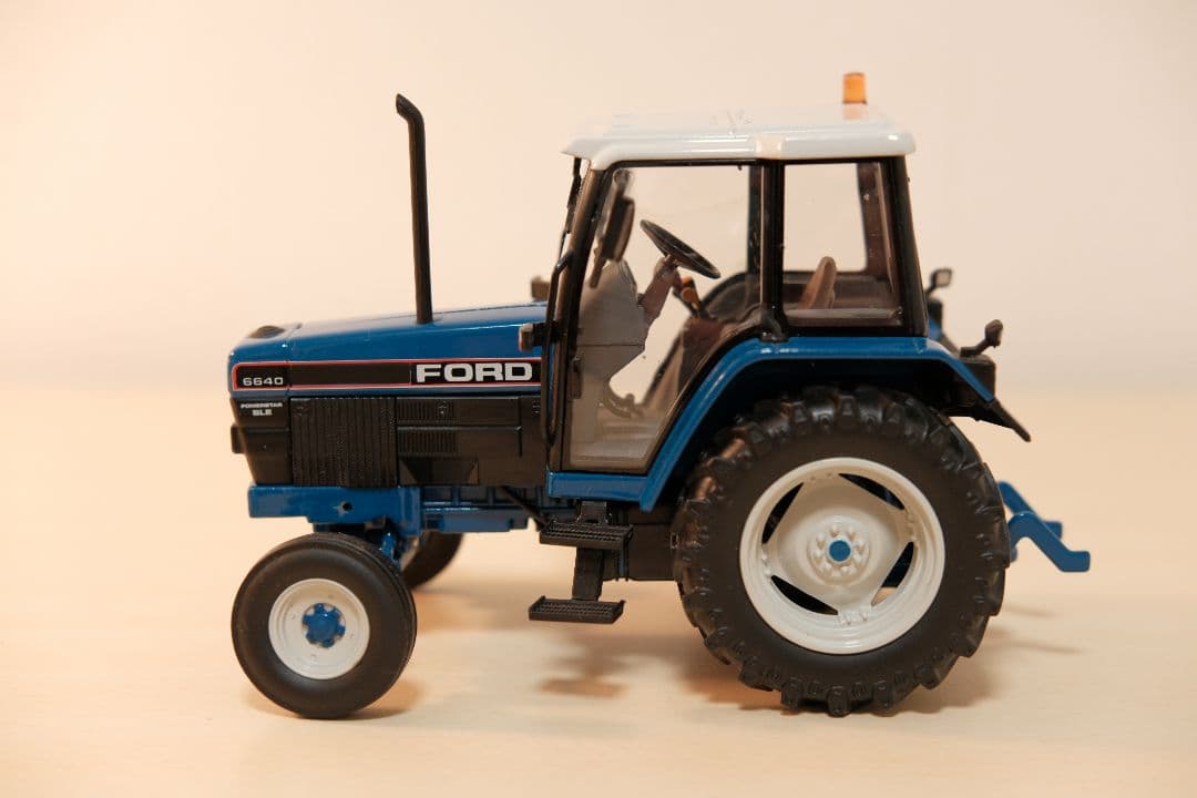 FORD powerstar6640　1/32 トラクターミニチュア