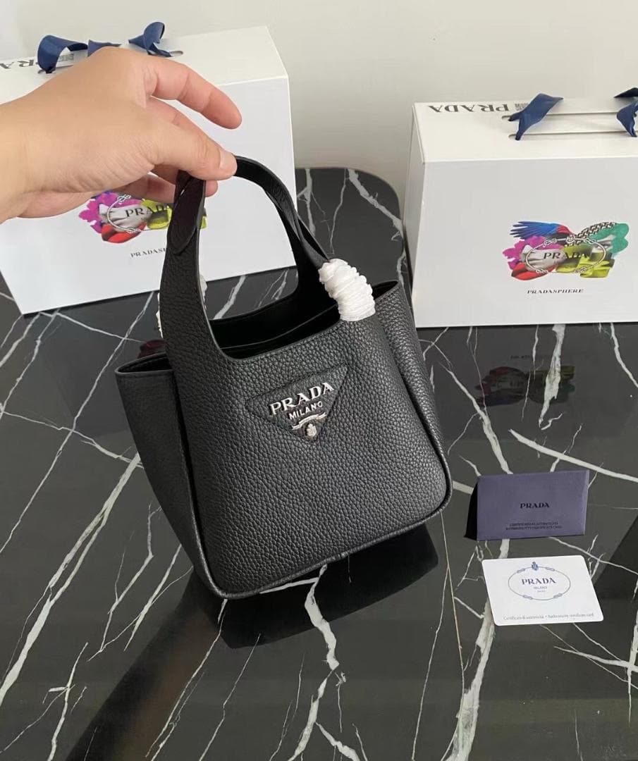 PRADA 黑い革のハンドバッグです