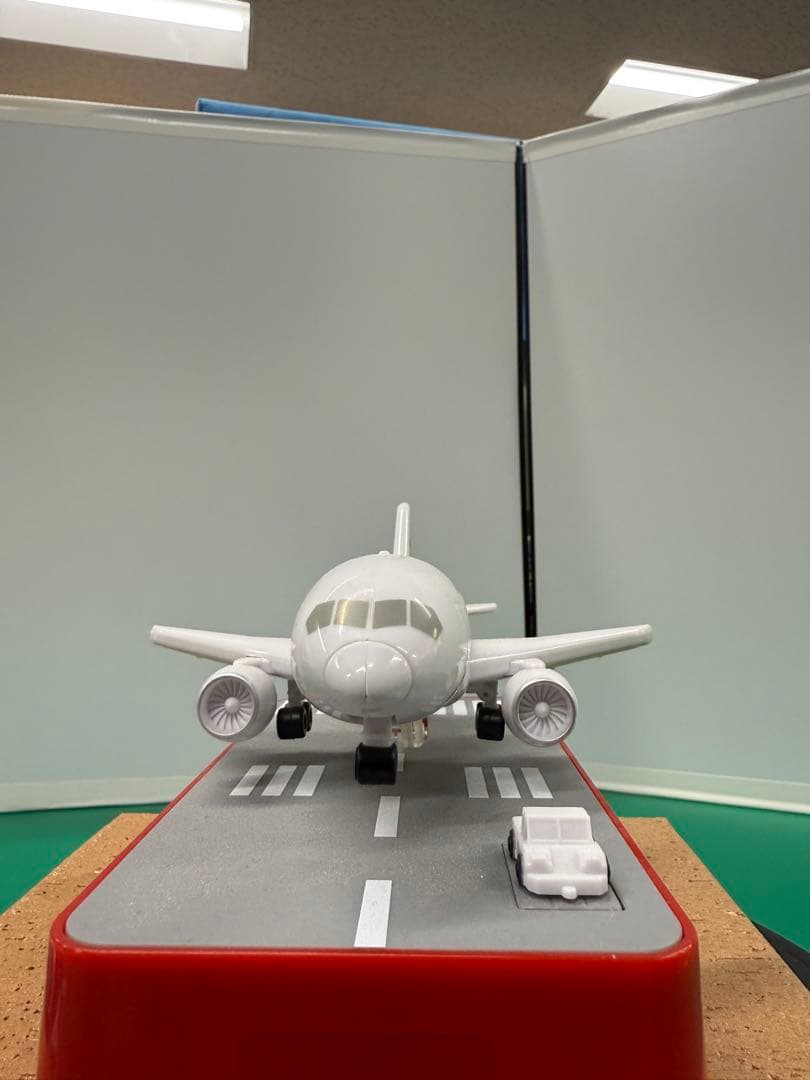 美品新品未開封！希少　飛行機貯金箱 JAL Ver.タイヤの収納が本当に綺麗です