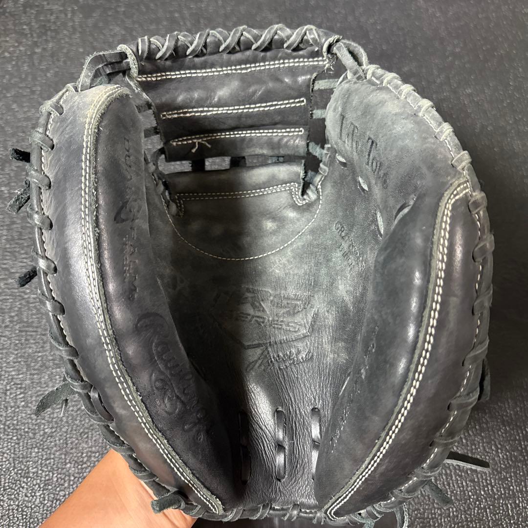 黒い軟式グローブ 手縫いステッチ