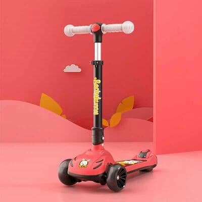 子供用スケートボードは片足で滑ると乗ることができて折り畳むことができます