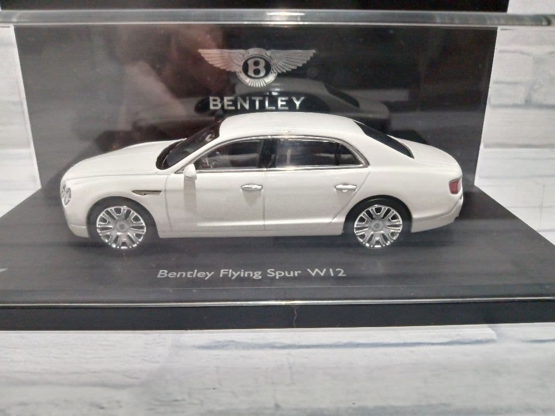 1/43 ベントレー　フライングスパー　W12 ミニカー　ホワイト