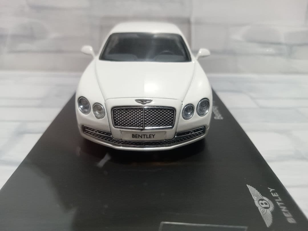 1/43 ベントレー　フライングスパー　W12 ミニカー　ホワイト