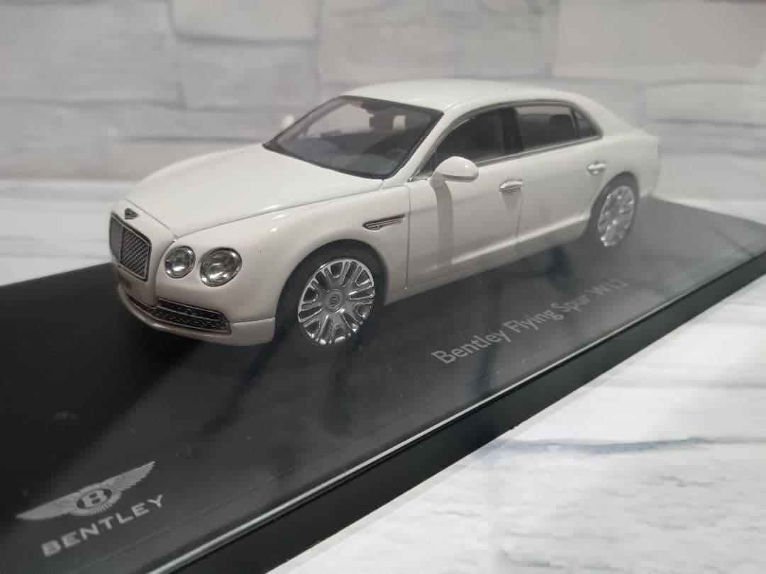 1/43 ベントレー　フライングスパー　W12 ミニカー　ホワイト