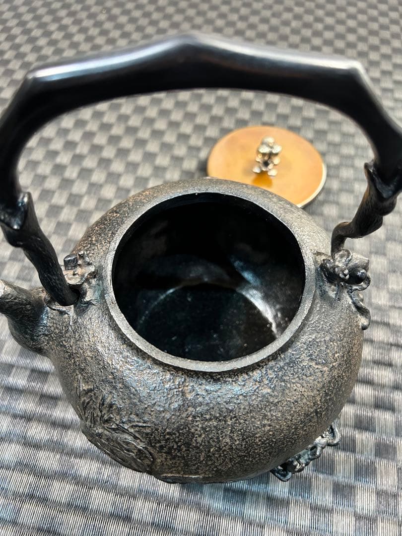 高岡鋳物　黒鉄瓶　蟹紋様