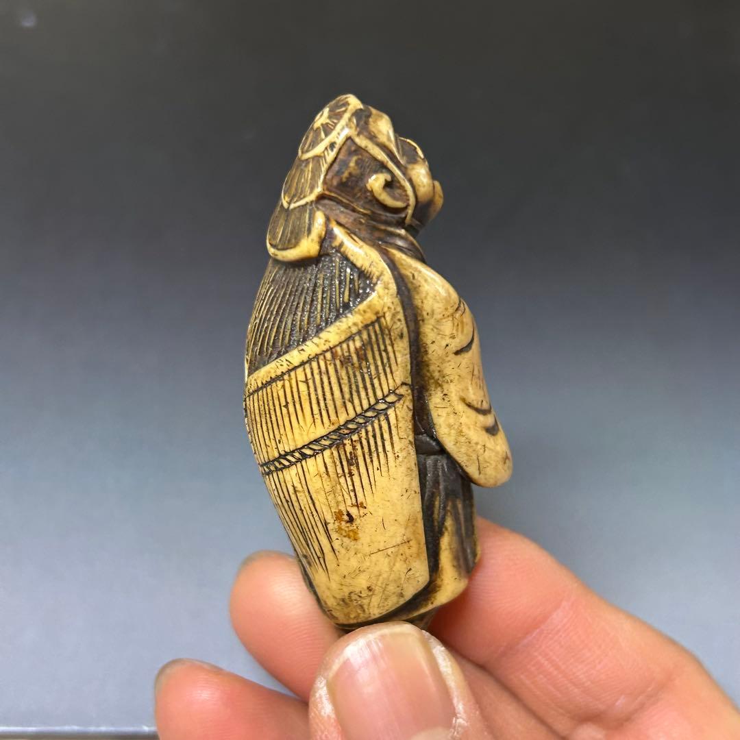 蓑笠煙管持ち人物根付