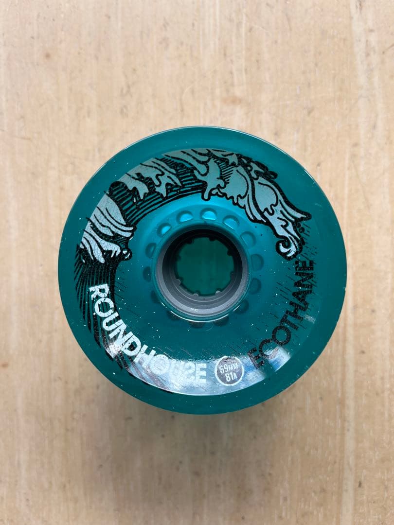 カーバースケートボード。虎。ROUNDHOUSE ウィール69mm4個セット