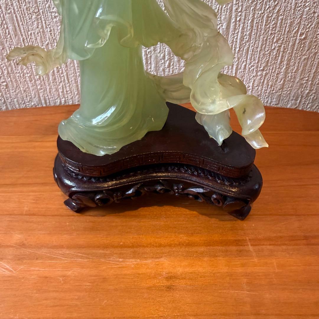 処分価格　翡翠 ？　天女　彫刻 とても美しい顔です。木製台座付き　欠けや割れ無し