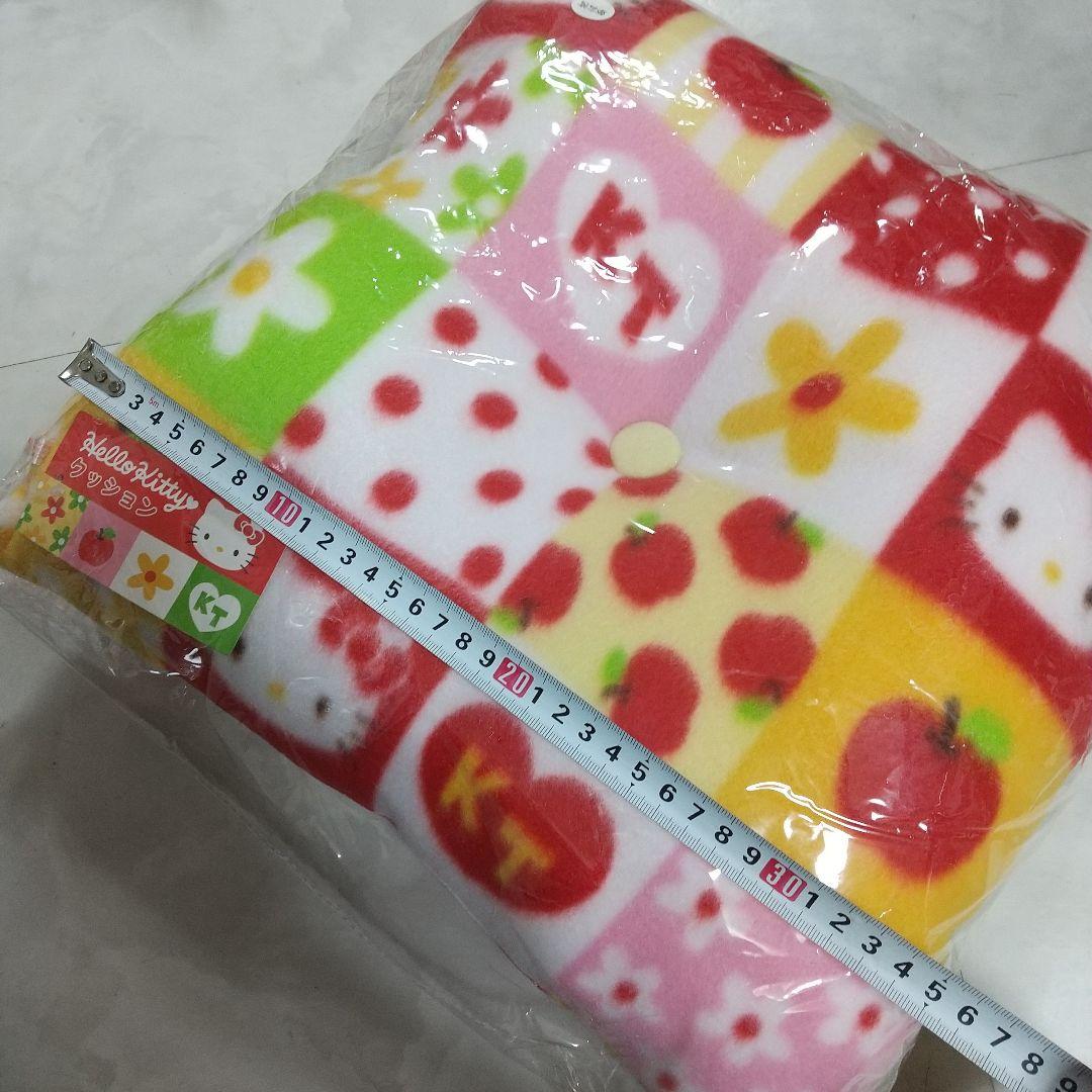 新品　ハローキティ　パッチワーク柄　クッション