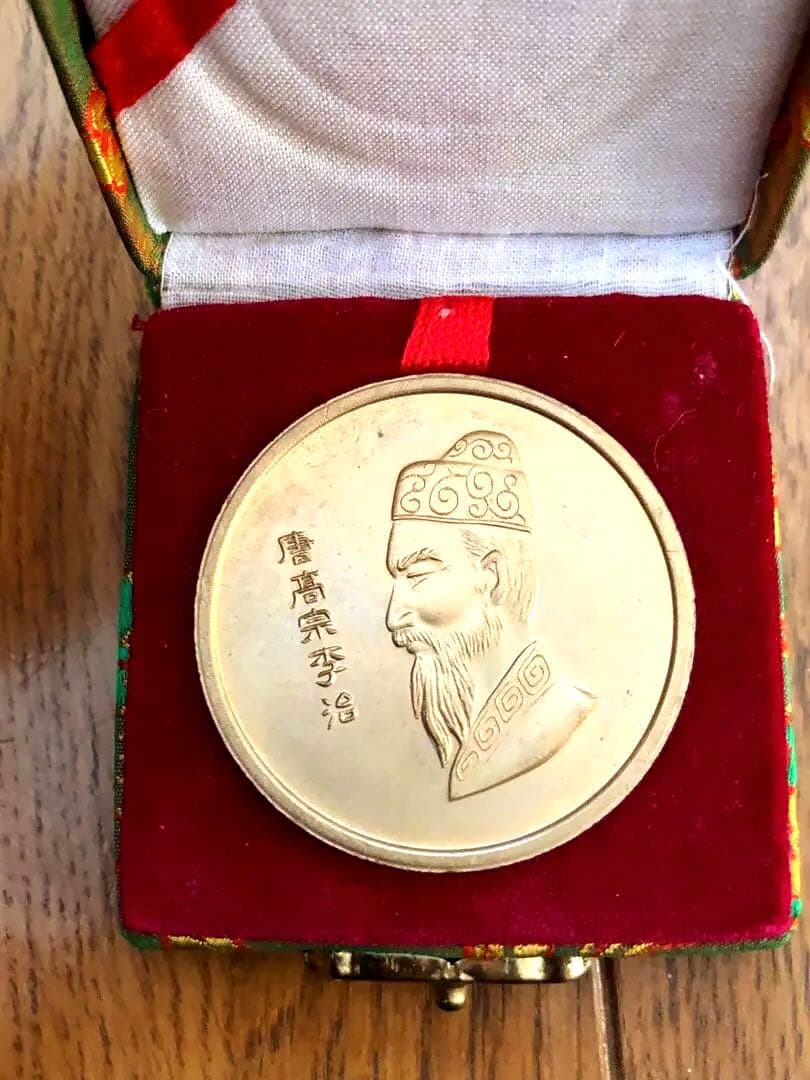 金色メダル 女性・男性デザイン
