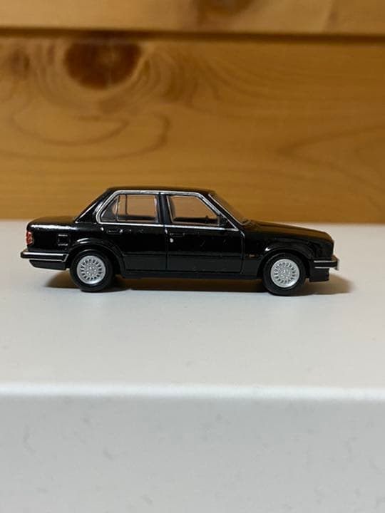 トミカリミテッドヴィンテージネオ　 325i 4ドア
